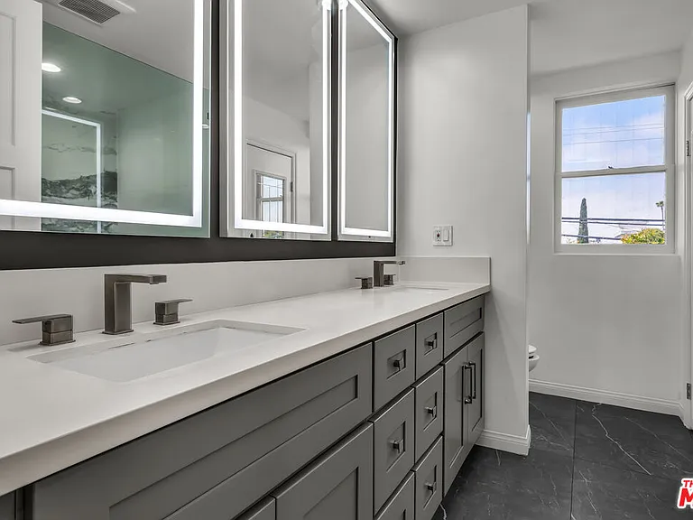 1521 Midvale Ave — Photo 34