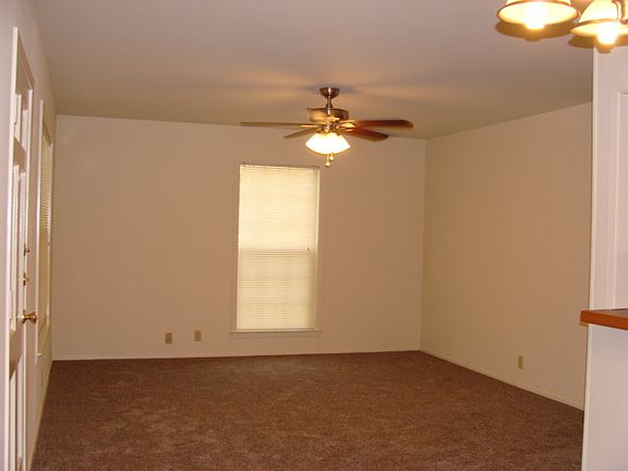4th image of 404 Neches St APT E
