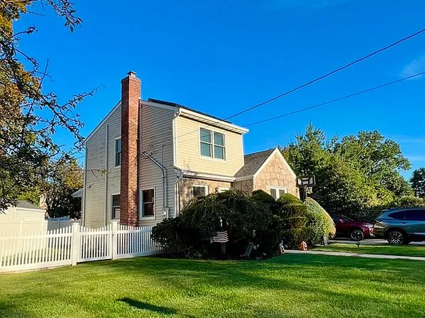 9 Garden Ave, Carle Place, NY 11514