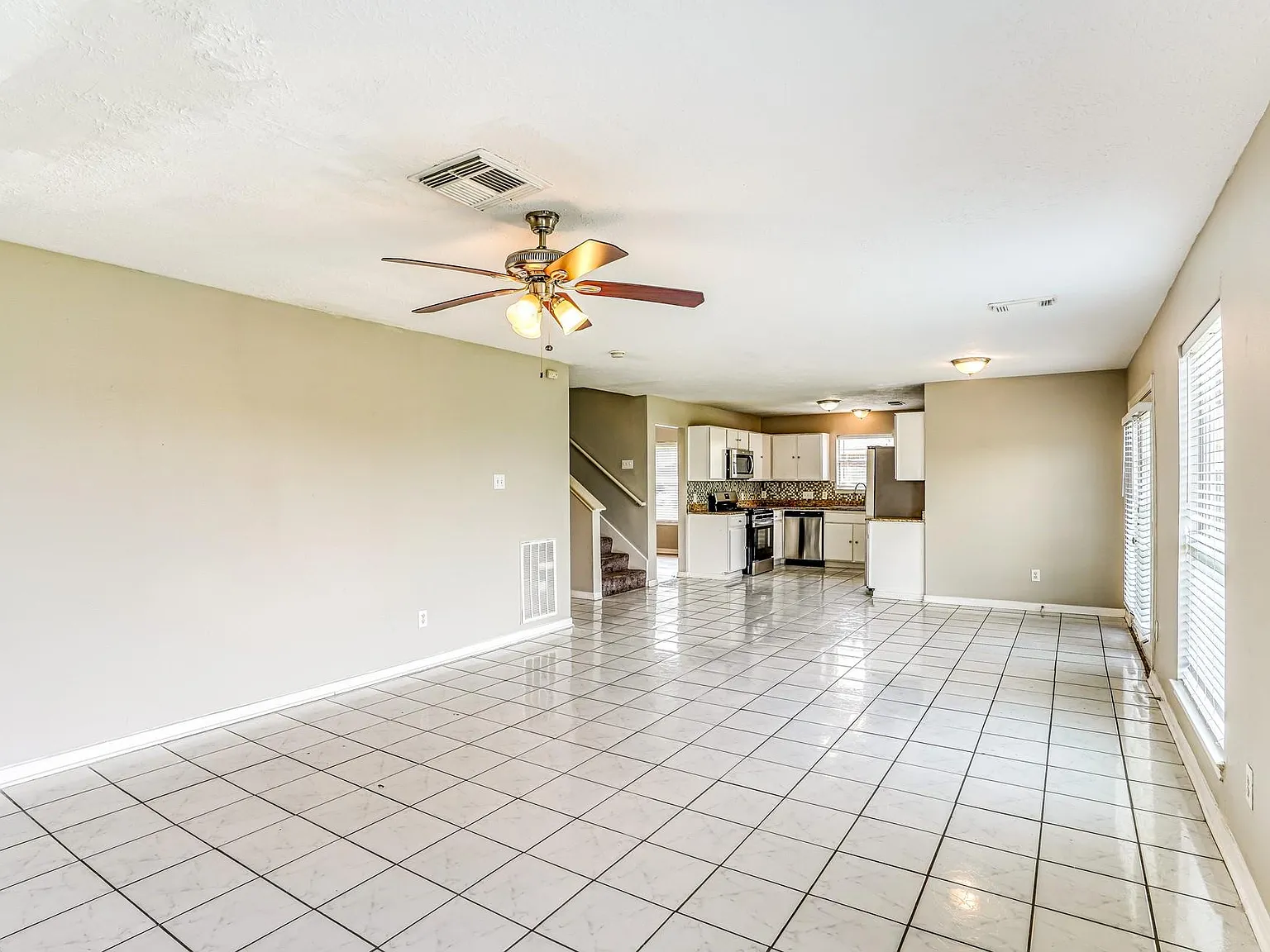 4 bed, 2.5 bath, 2788 sqft, $2,070 — Photo 4