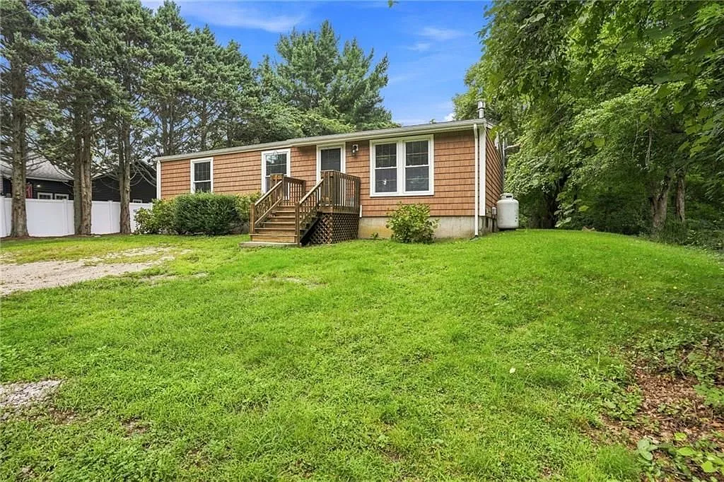 3 bed, 1.0 bath, 1144 sqft, $2,950 — Photo 2