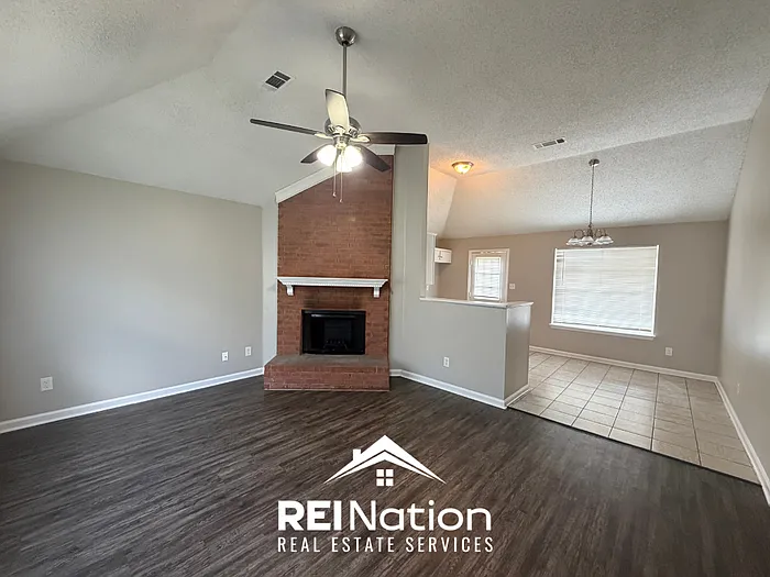 3 bed, 2.0 bath, 1017 sqft, $1,495 — Photo 2