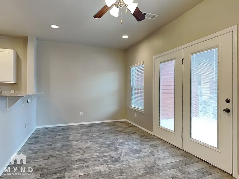 138 E Sycamore St #138 — Photo 6