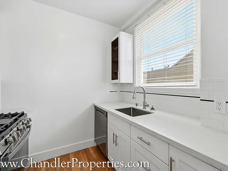 628 Scott St — Photo 2