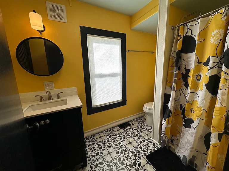 216 University Ave — Photo 41