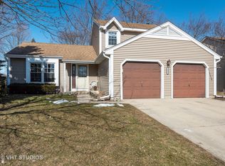 894 Boxwood Dr, Crystal Lake, IL 60014
