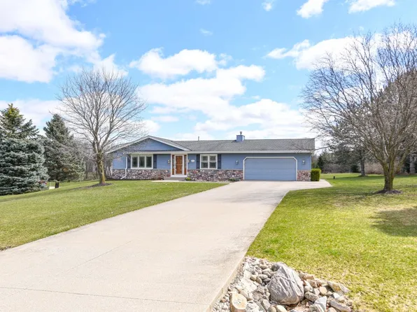 W253N5026 McKerrow DRIVE, Pewaukee, WI 53072