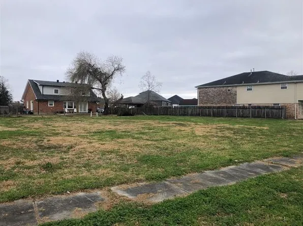 8325 Fairfax Dr, Chalmette, LA 70043