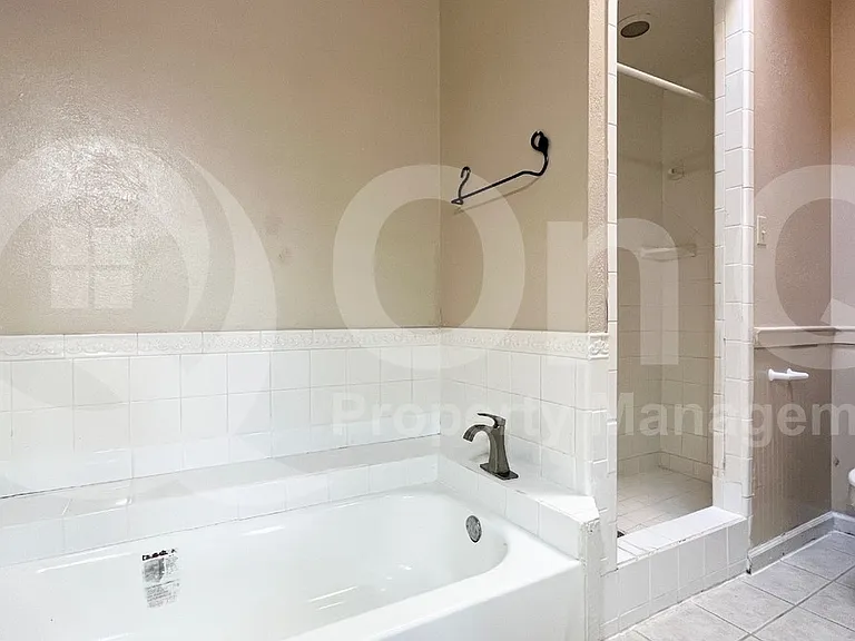 5400 Village Green Dr — Photo 25