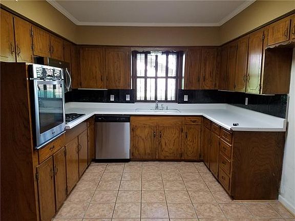 5th image of 3247 Darbyshire Dr