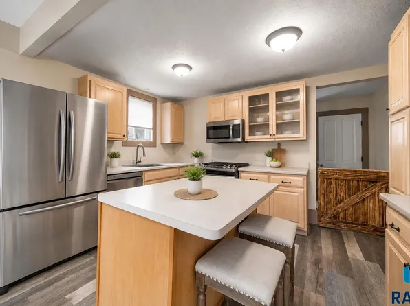 389 N Walnut Ave, Parker, SD 57053
