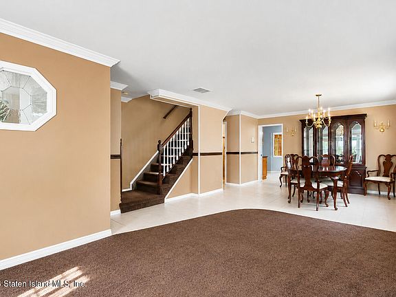 5th image of 20 Lyle Ct