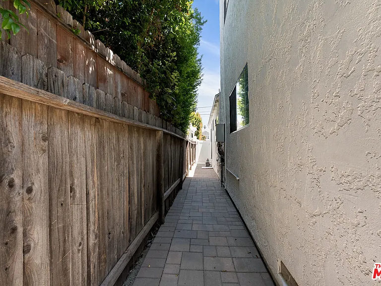 5541 Fallbrook Ave — Photo 29