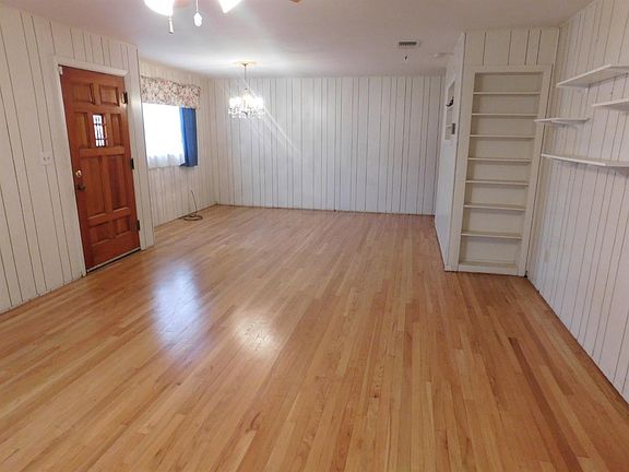 3rd image of 219 W Avenue J