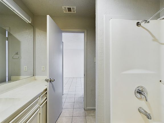 4th image of 901 Mayfield Dr Unit B