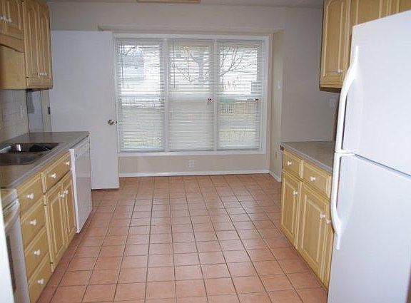 3rd image of 1620 Green Hill Dr