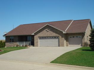 173 Redwood Dr SE, Cascade, IA 52033