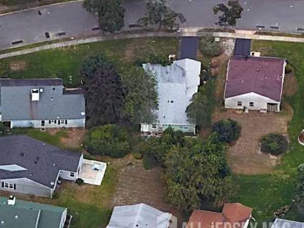 2 Leighton Ln, Manchester Township, NJ 08759