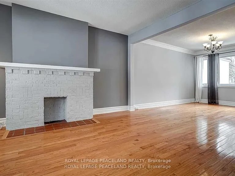 50 Manor Rd E — Photo 2