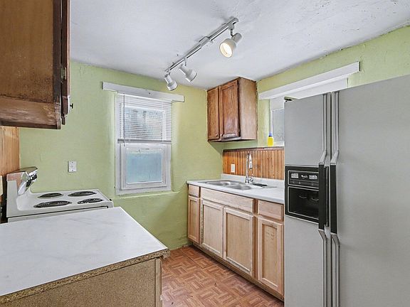 5th image of 1710 N Park St