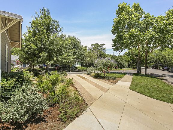 03_front driveway view.jpg