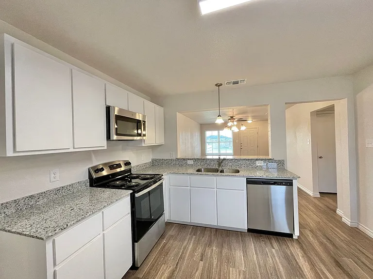 1802 Clovis Dr — Photo 10