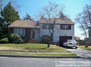 2 Lincrest St, Syosset, NY 11791