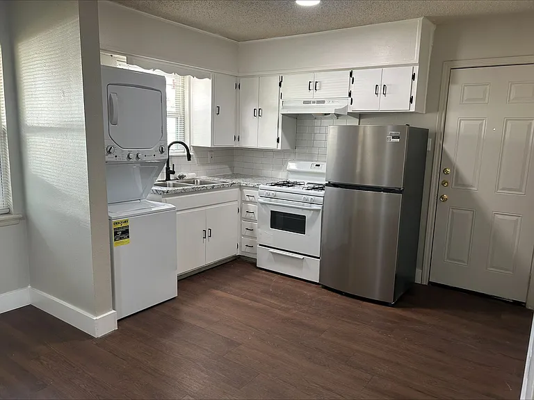 818 W Texas St — Photo 2
