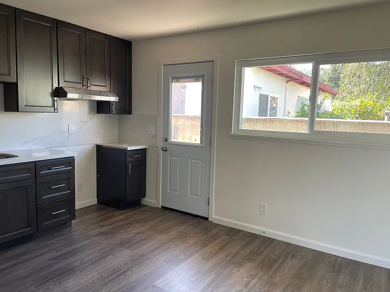 431 S G St — Photo 3