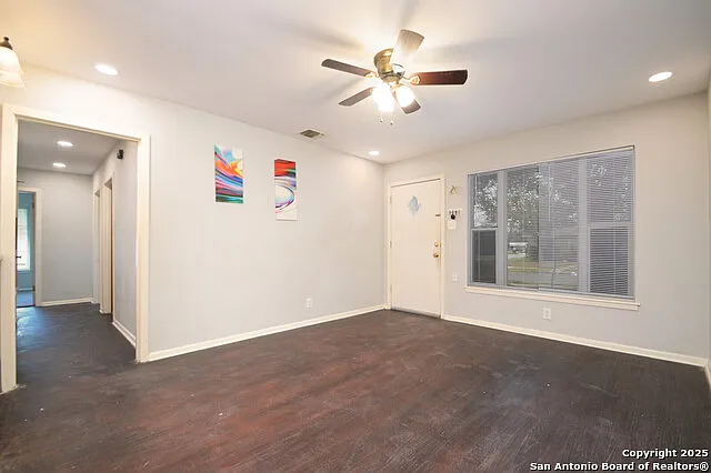 3 bed, 1.0 bath, 1296 sqft, $1,600 — Photo 3