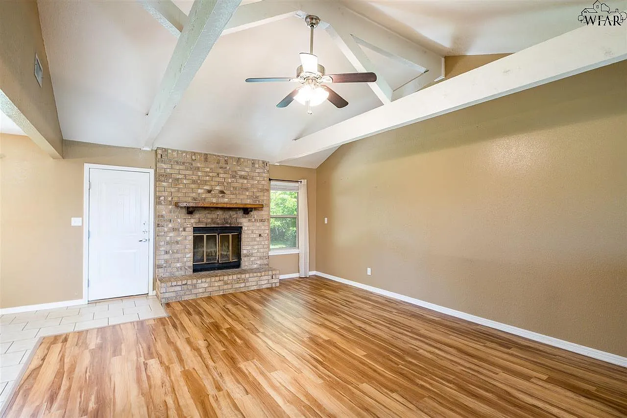 3 bed, 2.0 bath, 1599 sqft, $2,395 — Photo 4