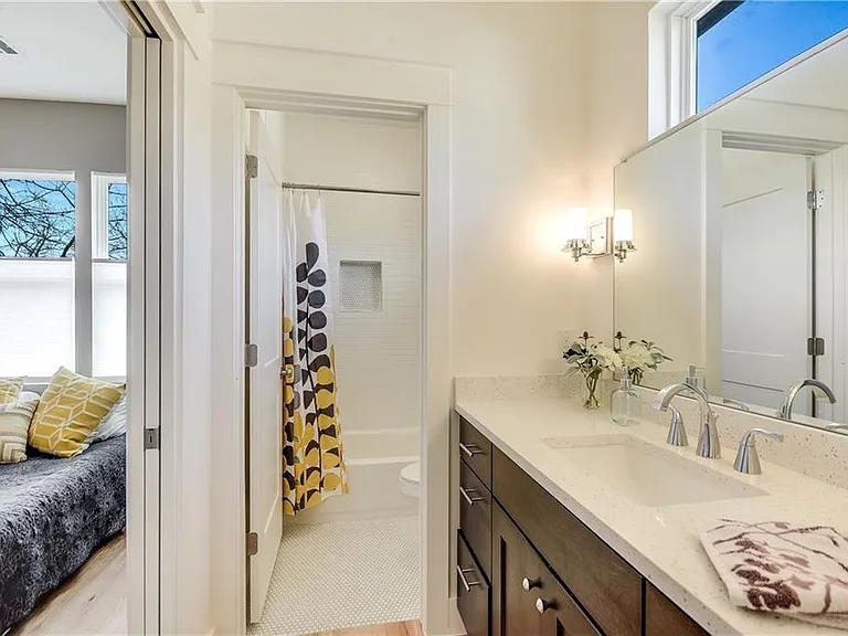508 E 55th Ave — Photo 8