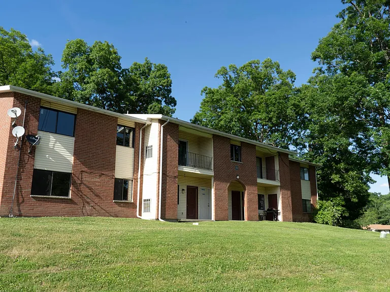 Oakbrook Manor Apartments — Photo 23