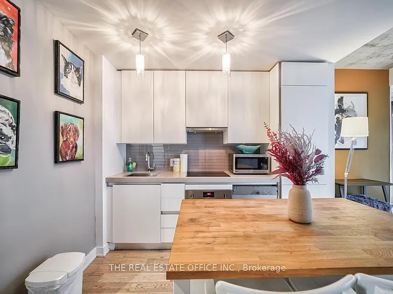 629 King St W #331 — Photo 9