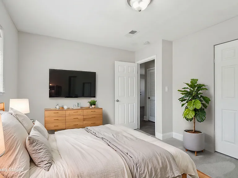 Mitchell s Park Apartments — Photo 16