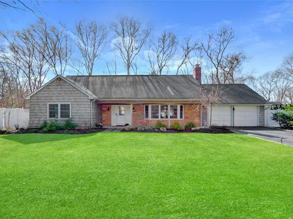 8 Sandstone Lane, Stony Brook, NY 11790