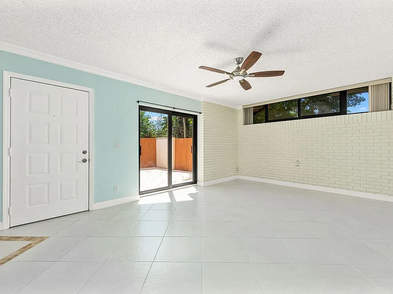 3648 Victoria Dr — Photo 18