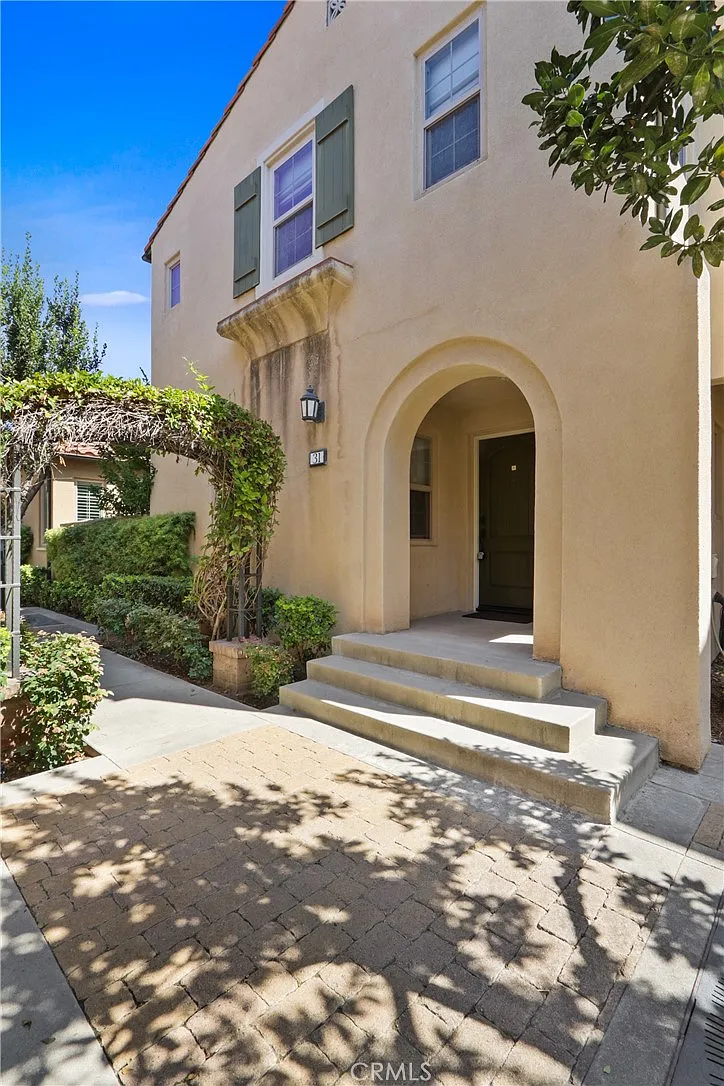 2 bed, 1.5 bath, 1071 sqft, $3,650 — Photo 2