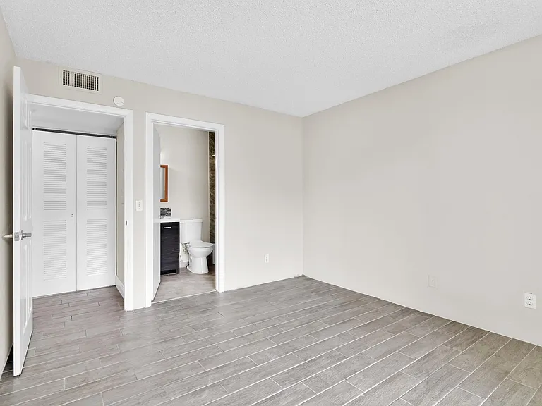 414 Meadows Cir — Photo 2