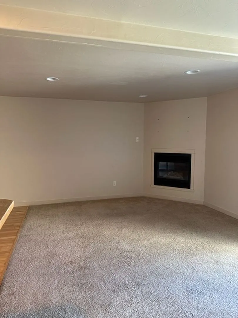923 Saxon Way — Photo 2