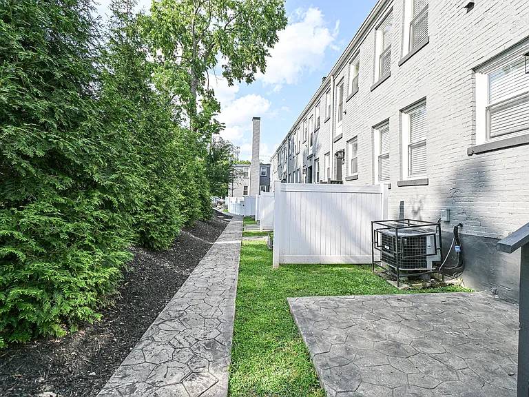 2823 Ashland Ave — Photo 38