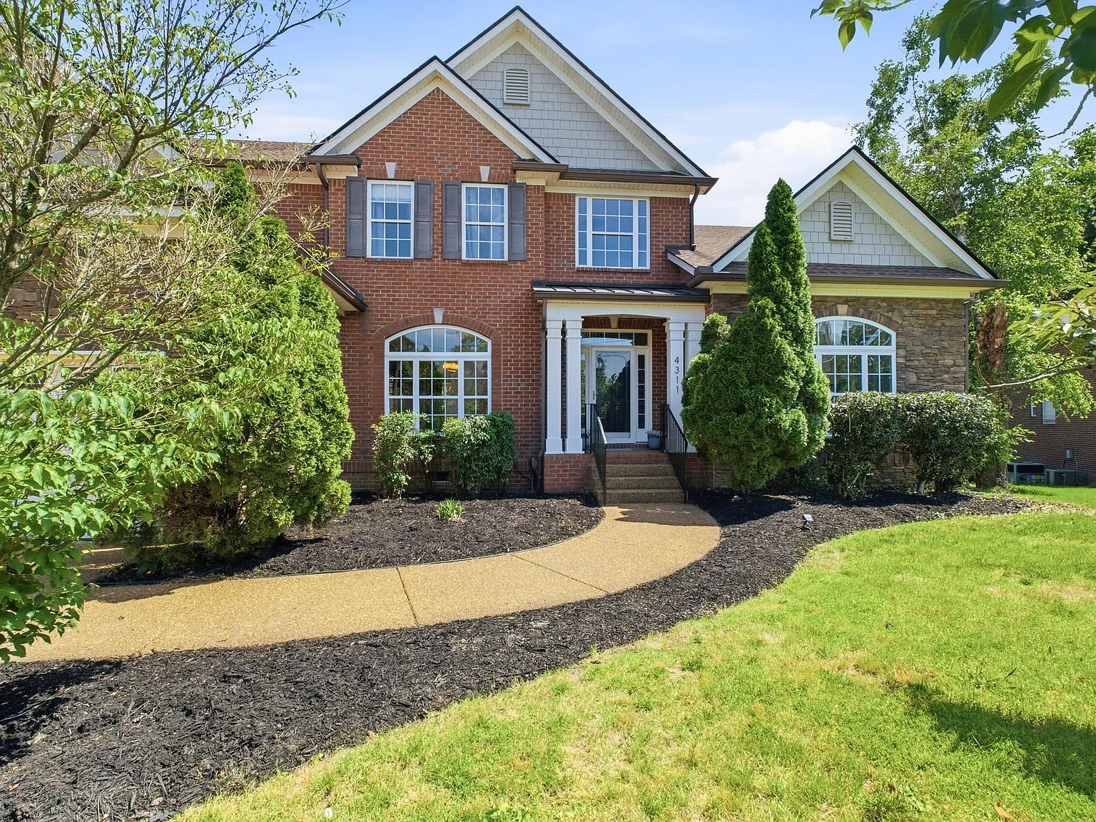 5 bed, 3.5 bath, 3932 sqft, $4,000 — Photo 2