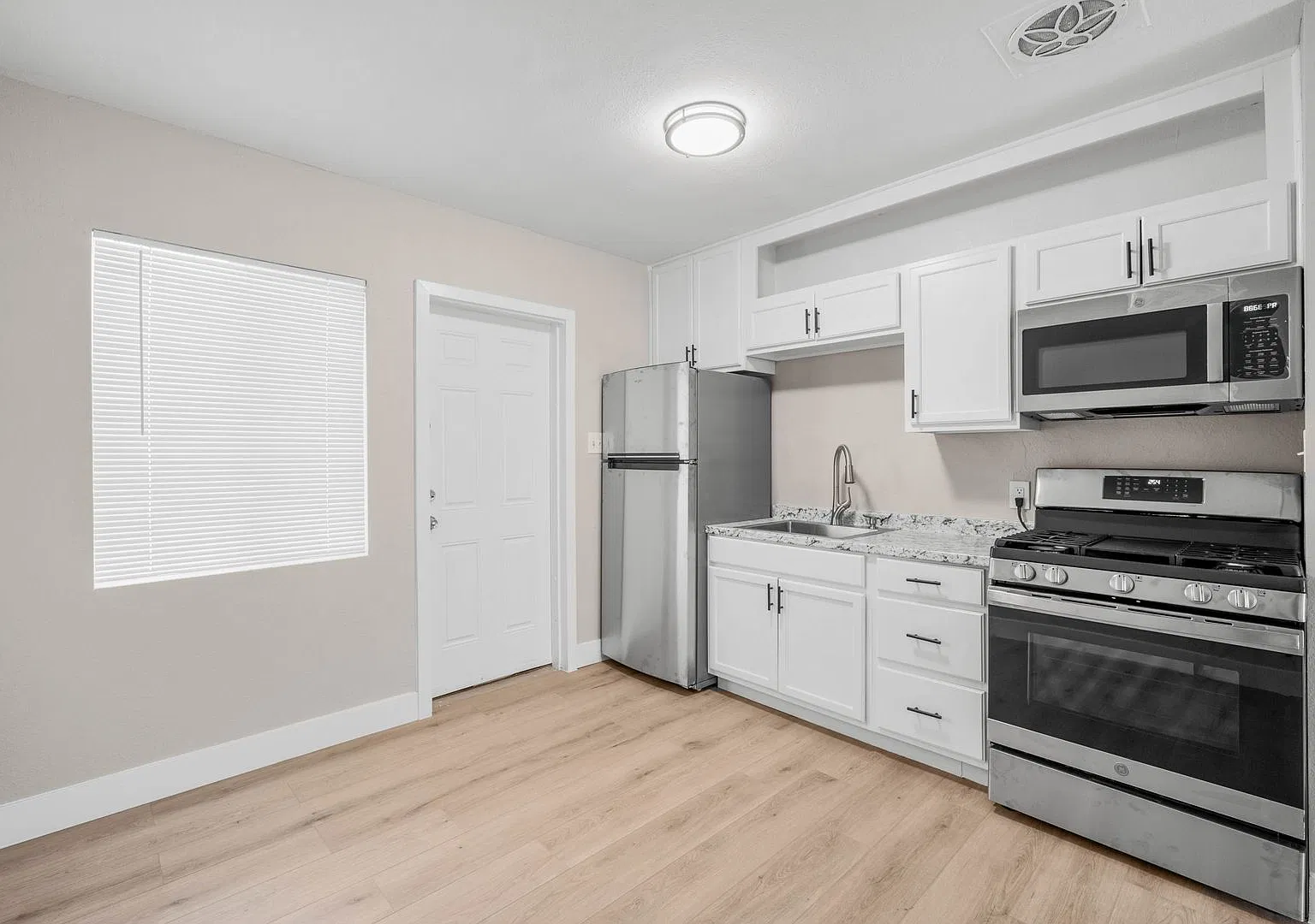 Remodeled 2BD/1BA Unit in a 4-Plex near 15th Ave & Indian School in Phoenix — Photo 4