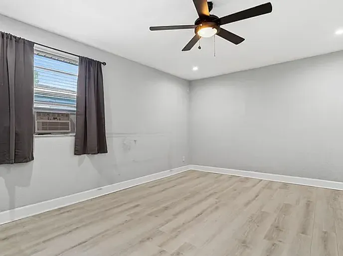 715 W Harlan St — Photo 14