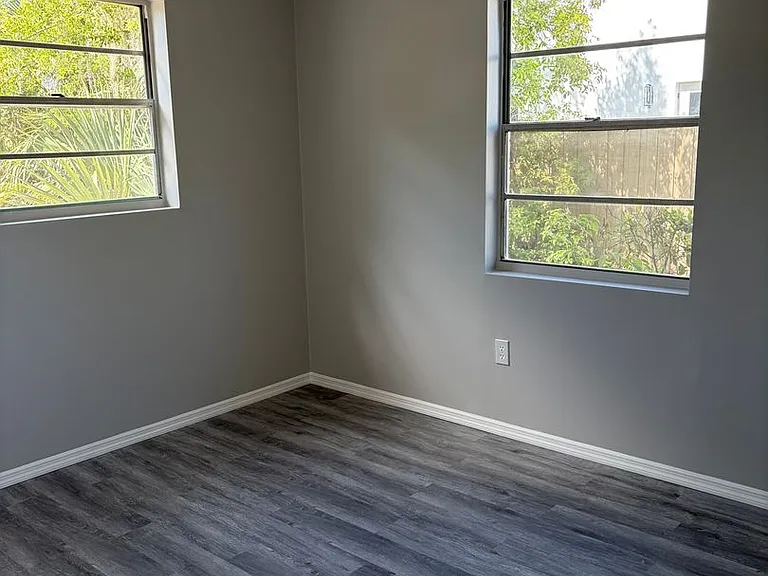 190 W Ventris Ave — Photo 18