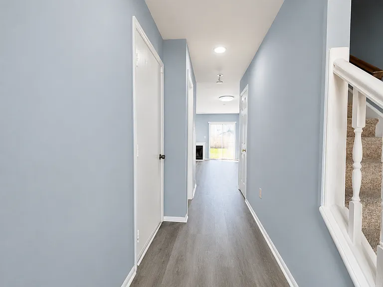 95 Auckland Dr — Photo 2