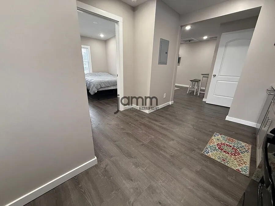 Building Photo - 1335 W 69th St #3
