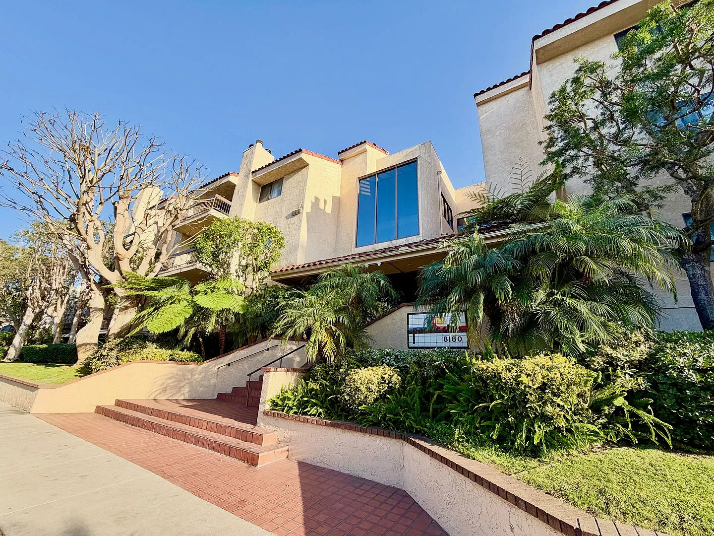 Beautiful Condo in a Quiet Serene HOA in Playa Del Rey! — Photo 2