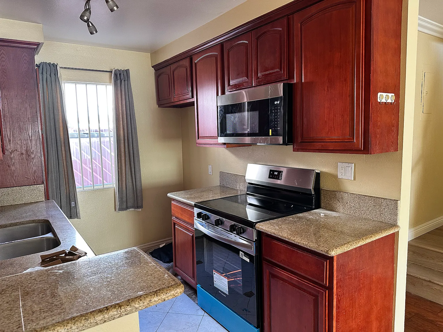2 bed, 1.5 bath, 970 sqft, $2,500 — Photo 3