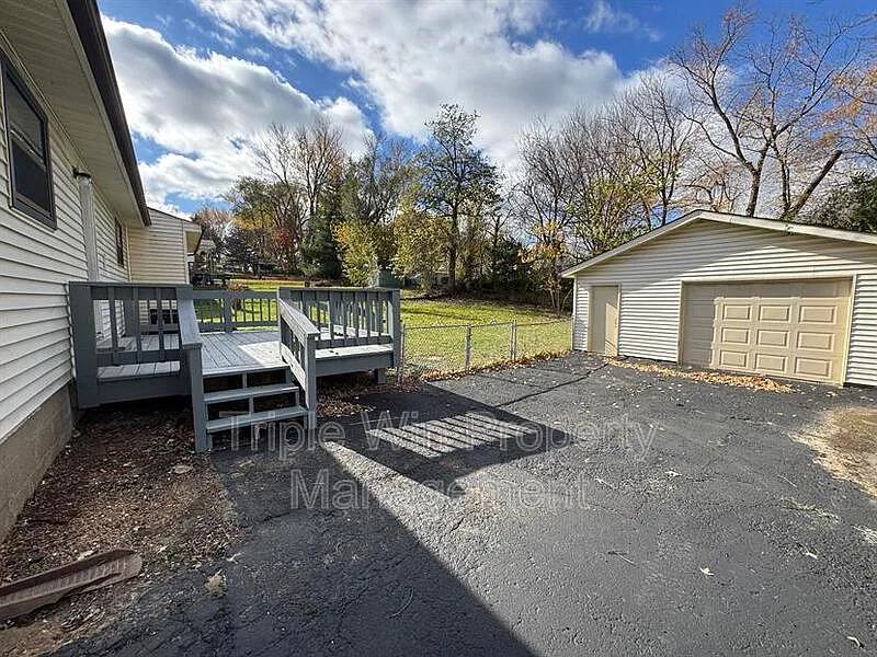 4 bed, 1.0 bath, 1240 sqft, $1,575 — Photo 4